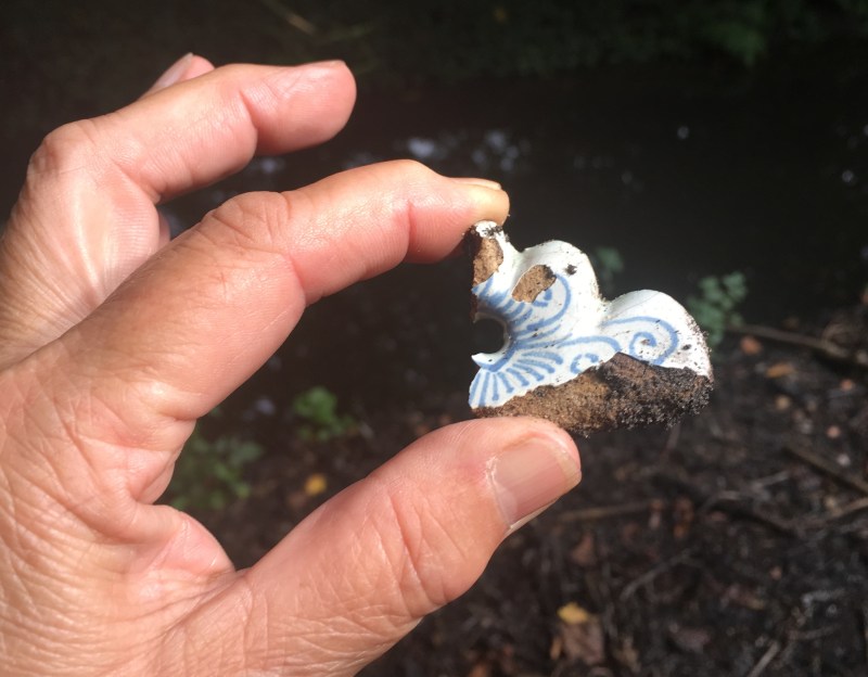 Archeological artifact, a shard of a 17th century porridge bowl, found on the surface of ‘Land in Wording’, as an index fossil dating back to the same time as the first mention of country estate Amstelrust (1635) on the river Amstel.