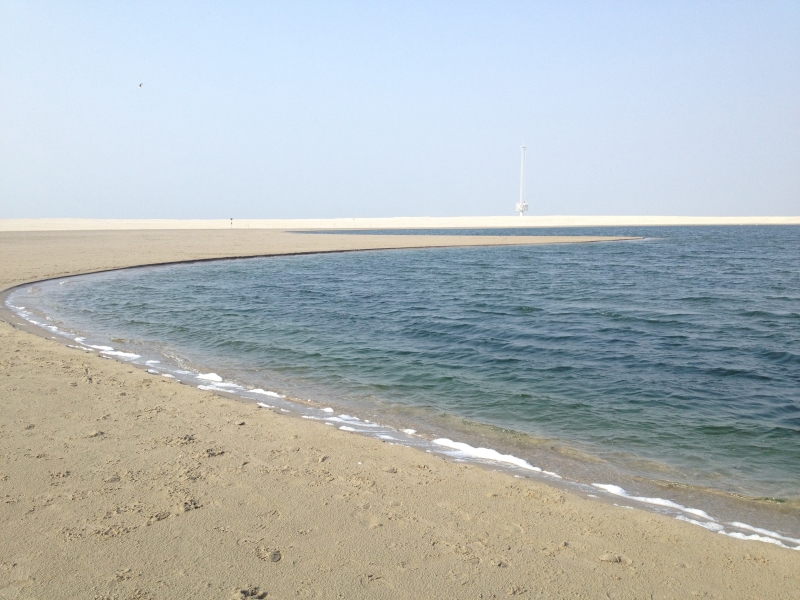 Zandmotor (2011), the first climatescape in the Netherland, designed as 'Building with Nature', to use the forces of nature (wind, sand, currents) and to dissolve in time. But can it also be perceived as a active agency for humanity to change?