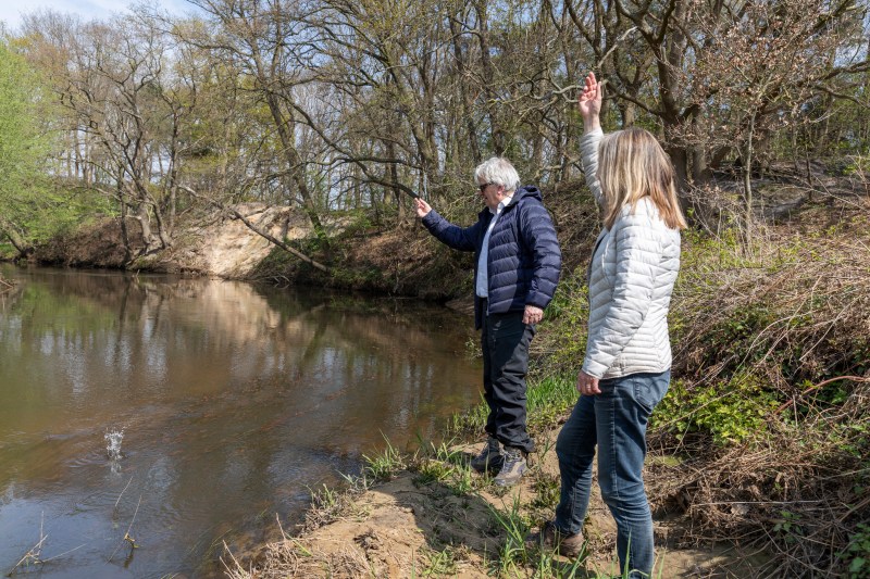 April 28, 2021: First explorers are Dirk Sijmons and Anne van Kuijk, part 2 [Collect]: kickoff, introducing Dommeltrommel, 9 DIY-toolkits to explore Dommel.Photo: Florian Braakman.
