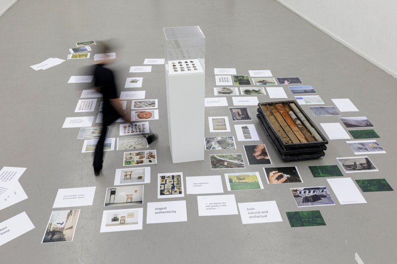 Gathering dust, or delay as an artistic research method (2019-2022), performative intervention, Arti et Amicitiae, Amsterdam 2022
Photo: Luuk Smits