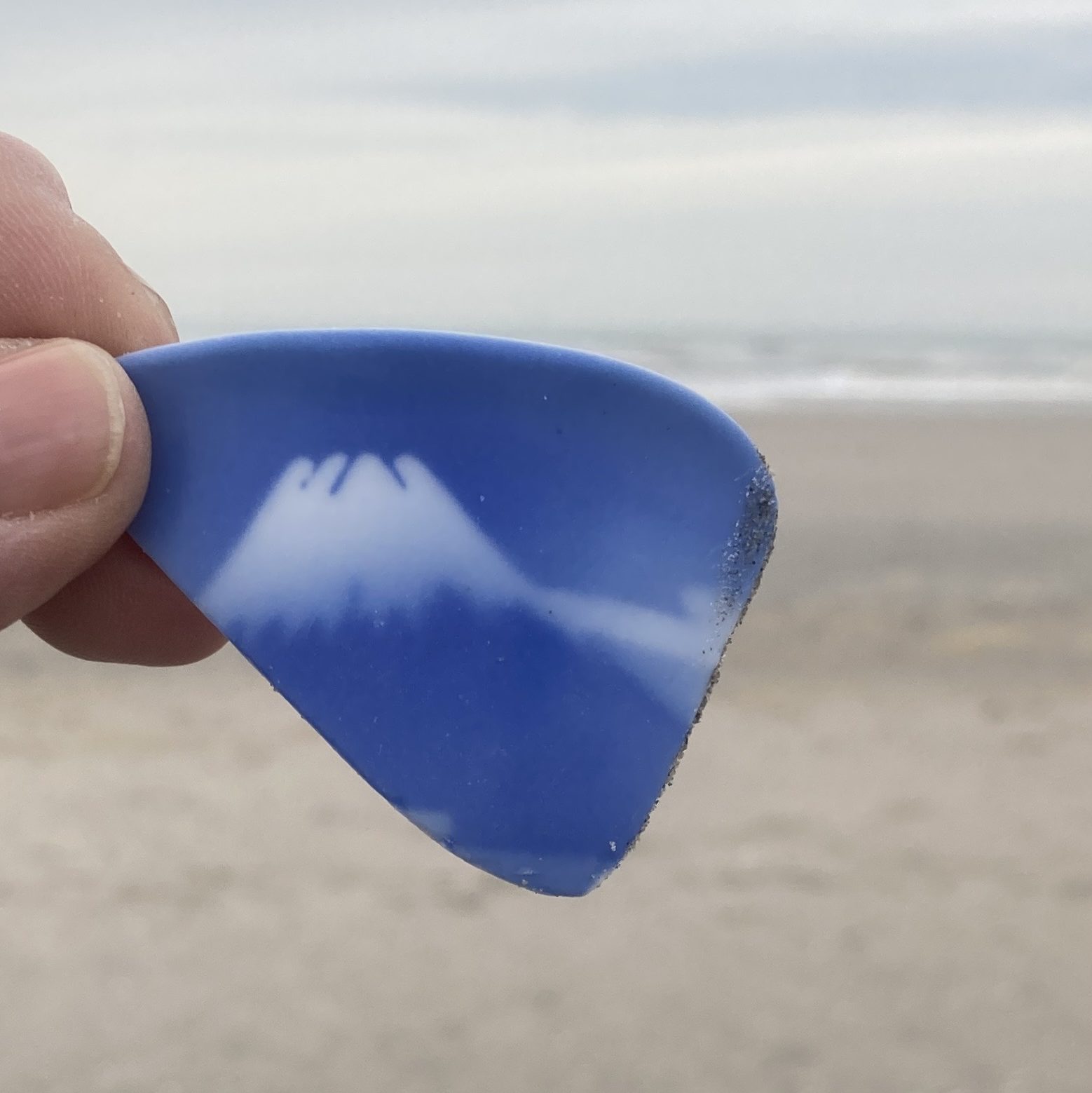 2024 - autumn: 3 months artist-in-residency Kouraku Kiln in Arita, Japan. Image: porcelain shard depicting Fuji-san, found at Zandmotor (Sand Motor), NL